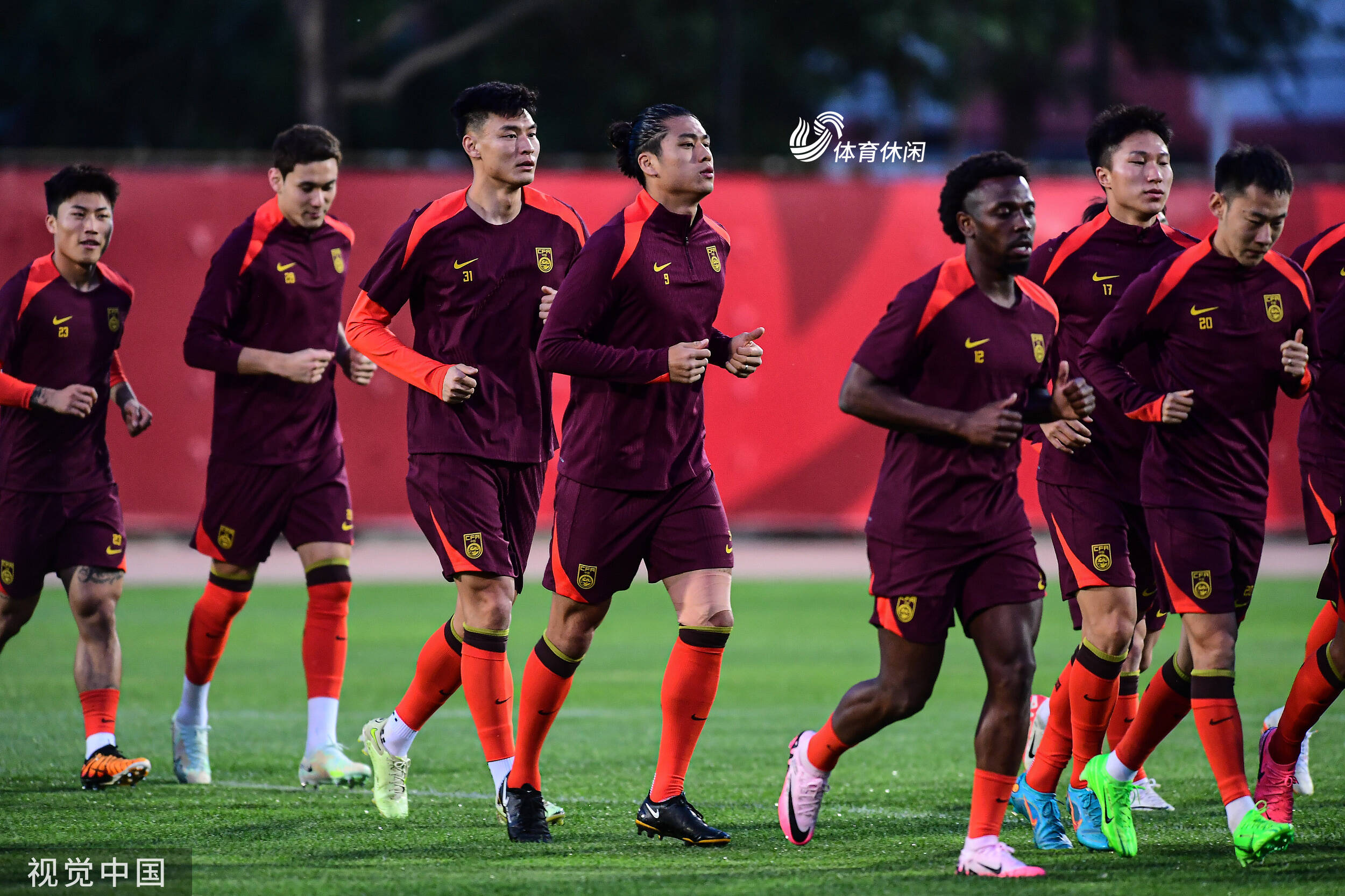 足球新赛季开幕,球员们备战状态良好 足球新赛季开幕,球员们备战状态良好