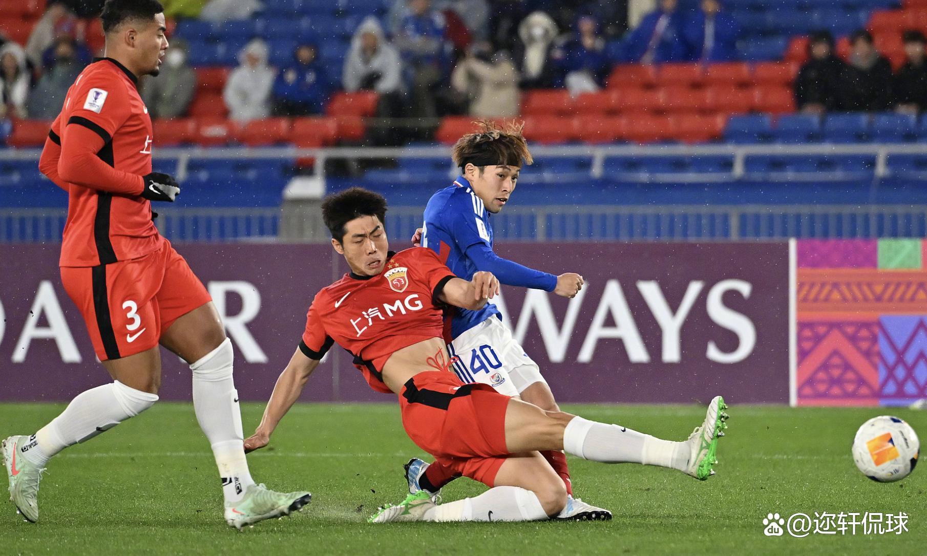 包含在悬念丛生的比赛中，球队以微弱优势战胜对手的词条