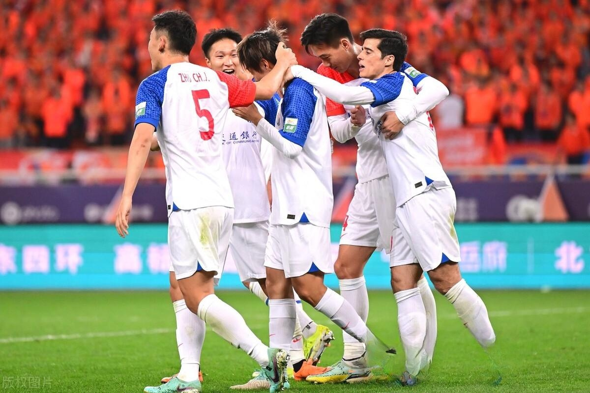 关于国内足球职业联赛上演一场激烈的对抗，双方拼尽全力的信息