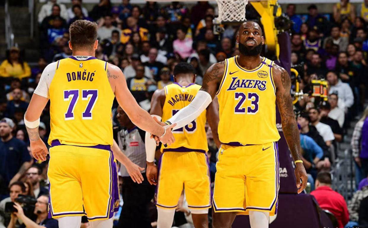 包含鹈鹕队客场获胜，重振西部前进动能的词条