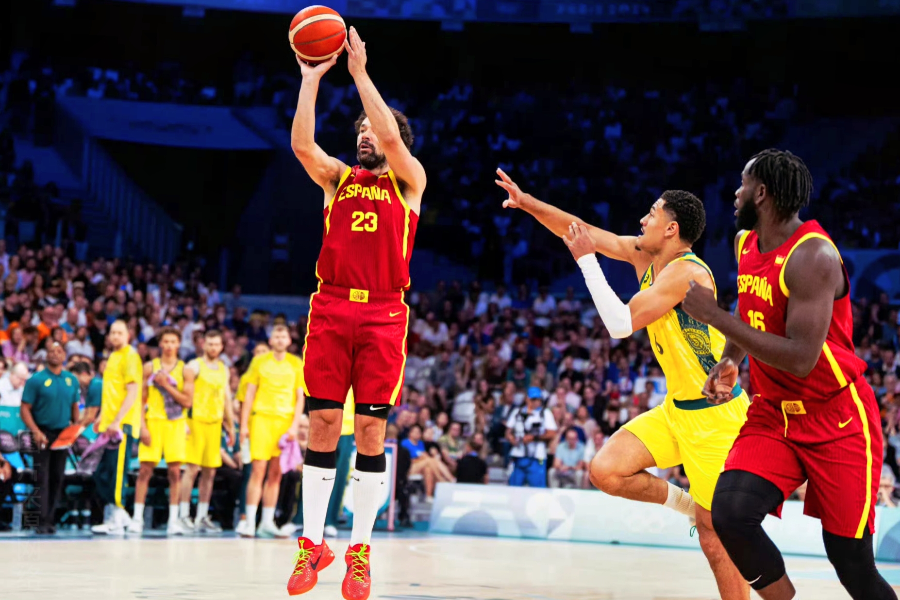 周末大战：西班牙男篮逆转取胜，晋级八强