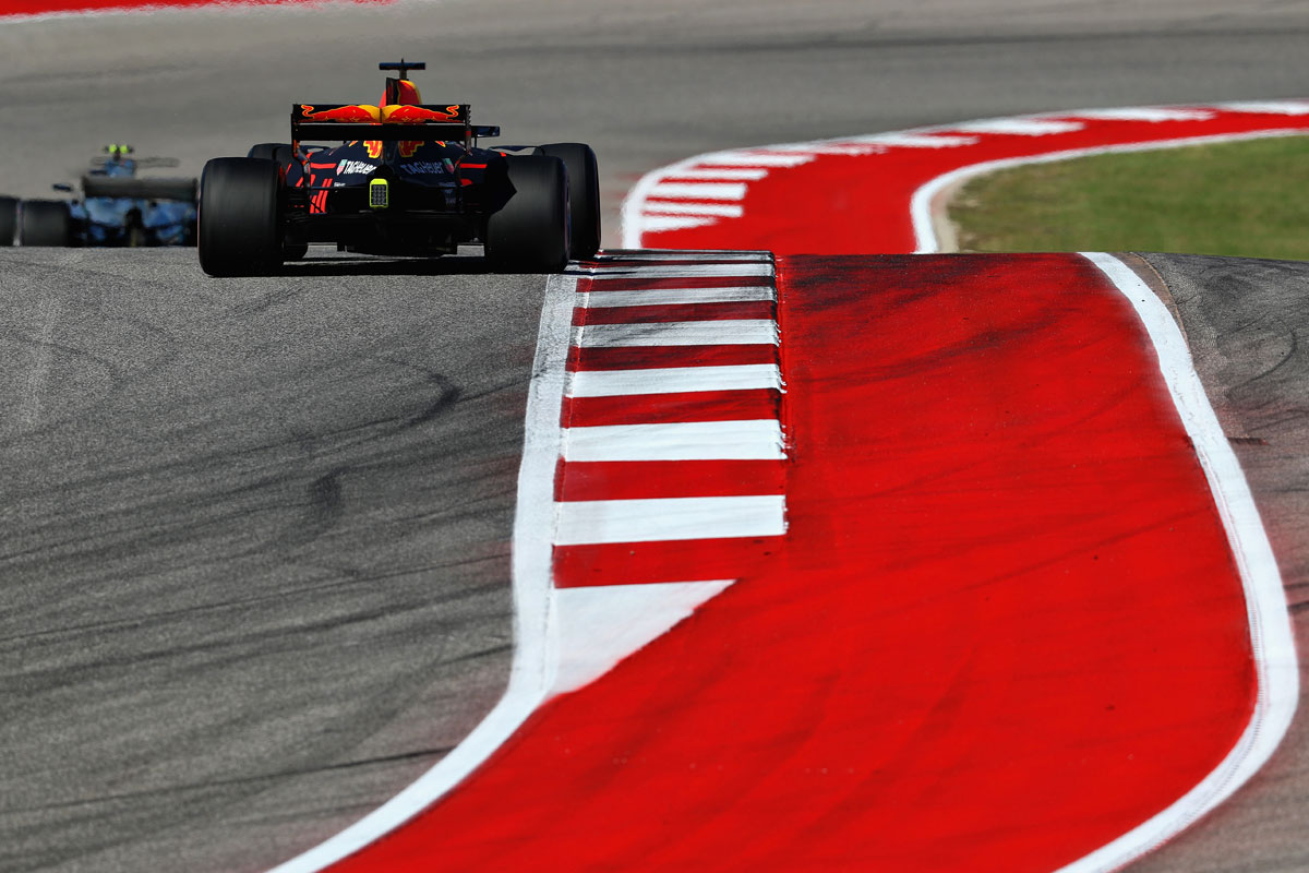 包含梅赛德斯鏖战哈斯车队，塞恩斯状态火热的词条