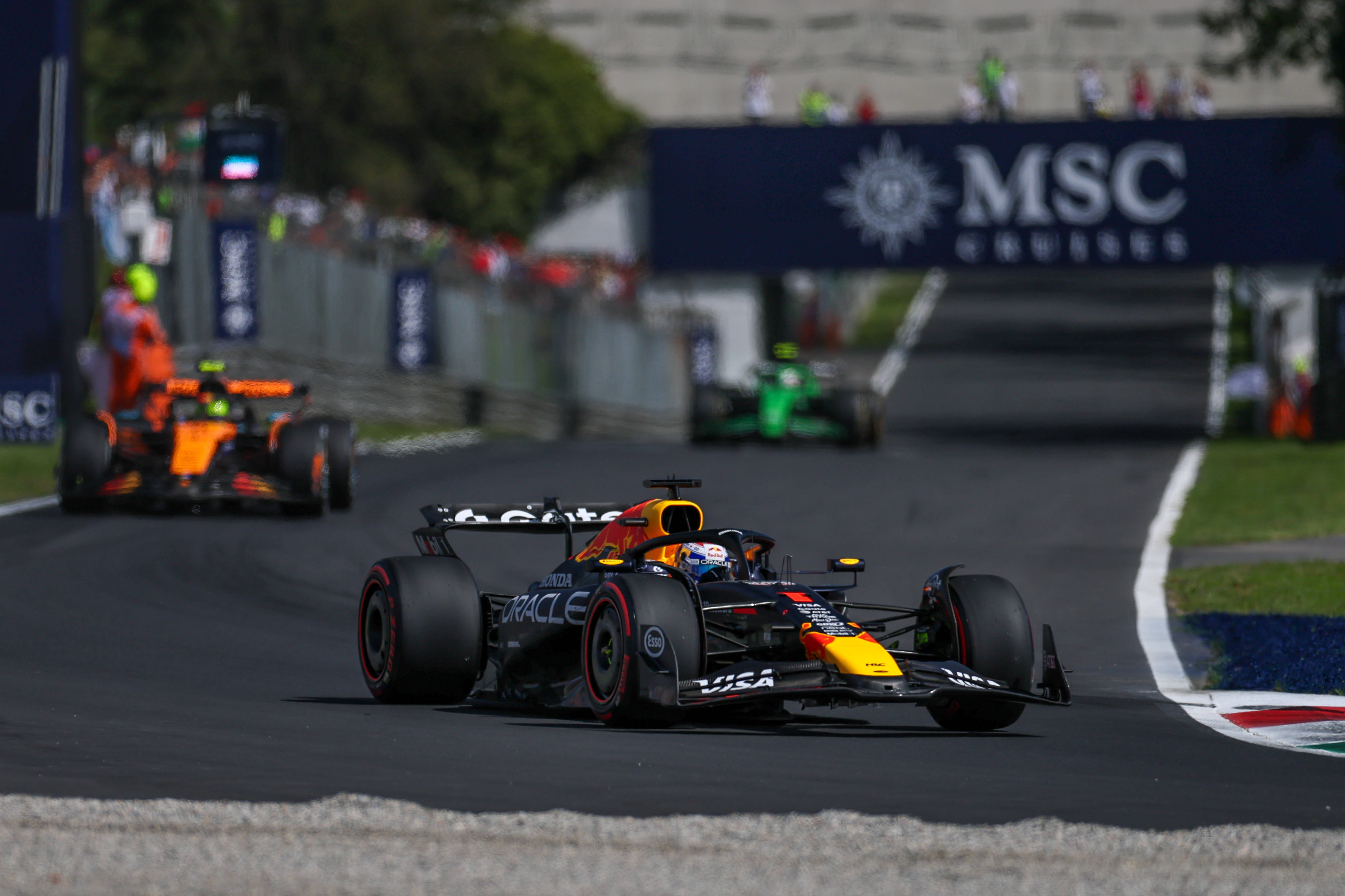 雷诺车队鏖战迈凯伦，皮亚斯特里扛起全队的简单介绍