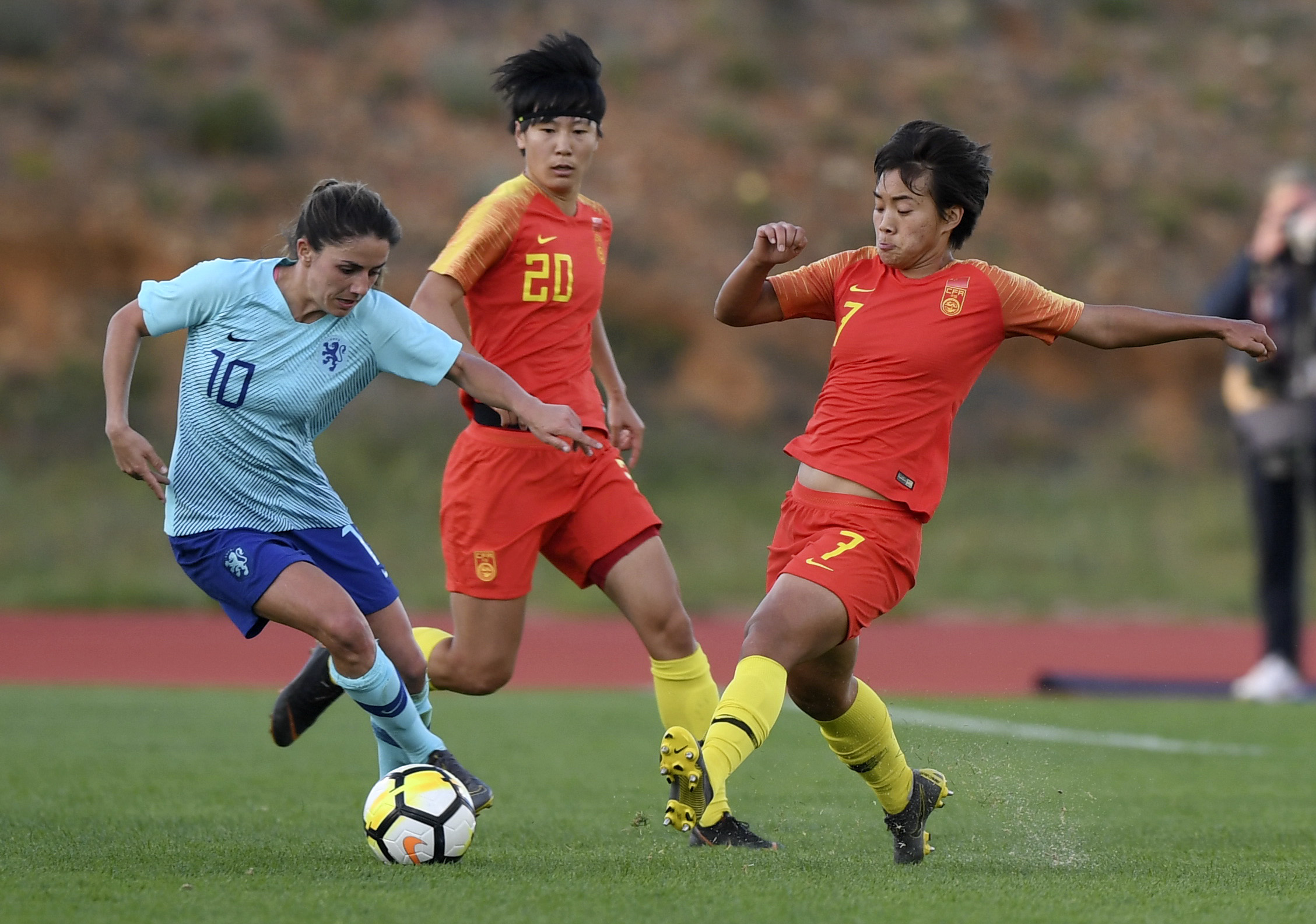 荷兰女子足球队激战至最后，圆满收官